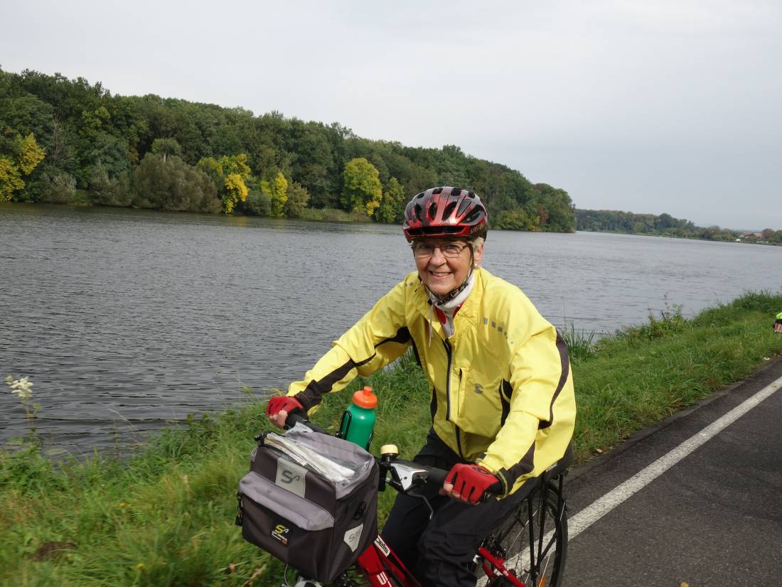 A happy cyclist following timeless river landscapes to Dresden