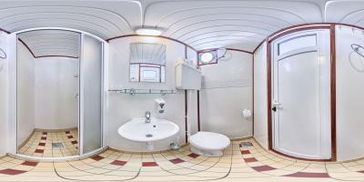 BATHROOM (Twin Room - Middle Deck)