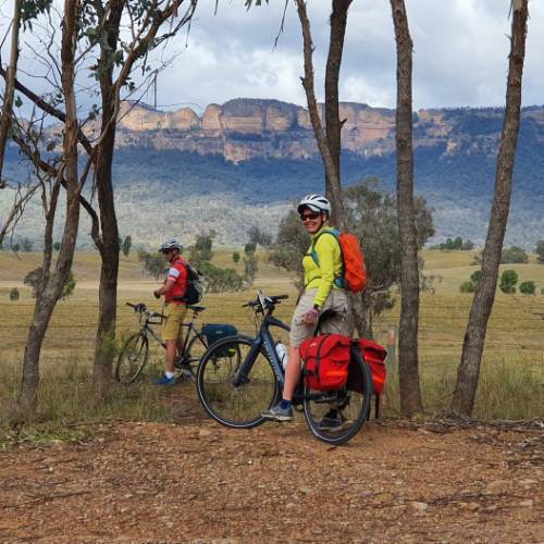 Cyclists viewing the Capertee Valley walls