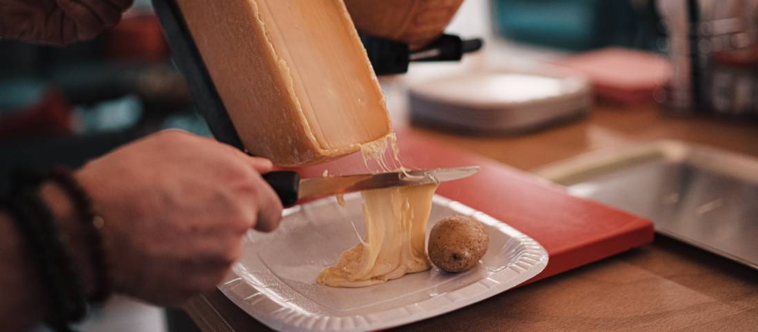 The traditional way of melting Raclette cheese |  <i>Claudio Schwarz</i>