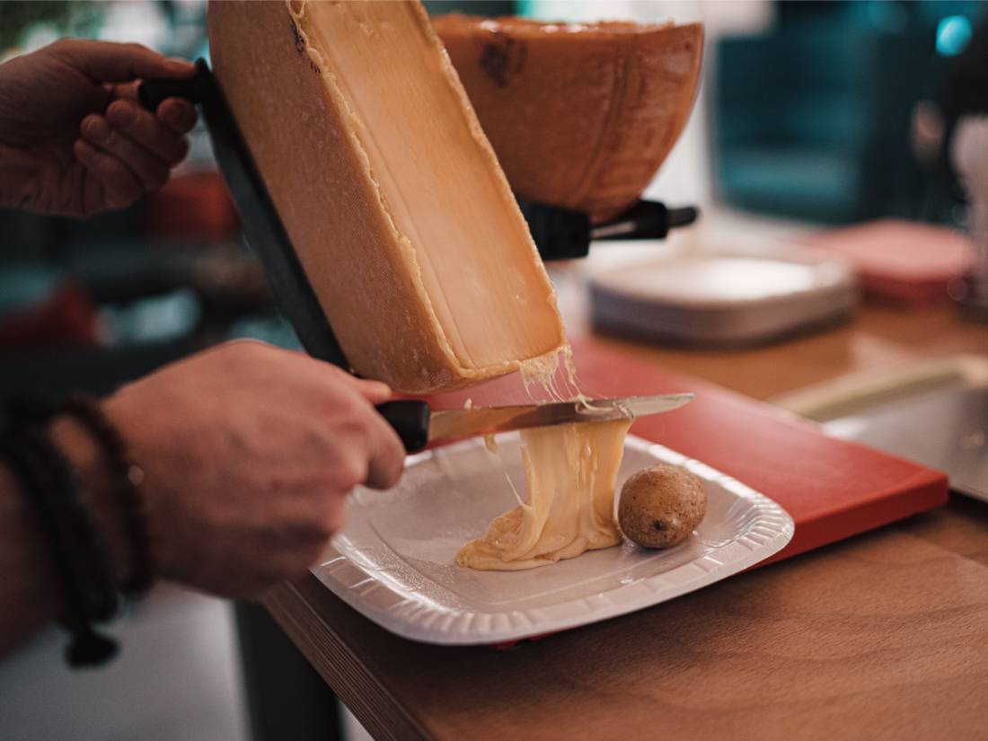 The traditional way of melting Raclette cheese |  <i>Claudio Schwarz</i>