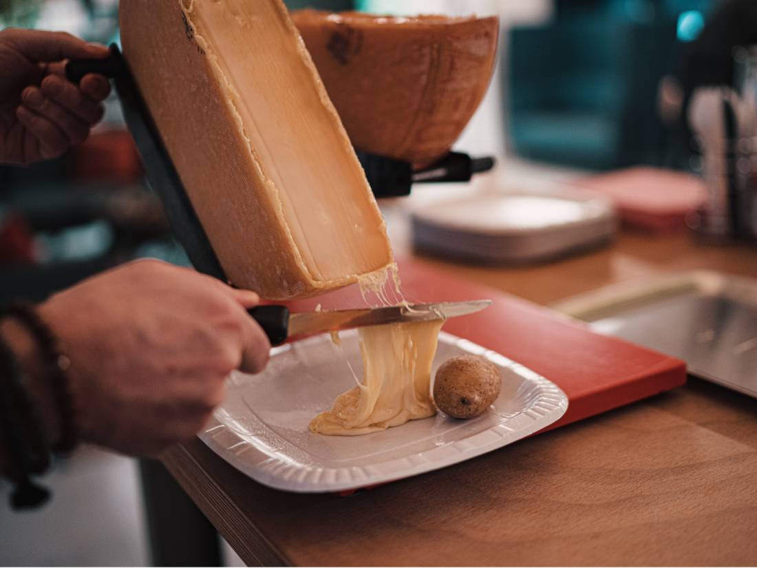 The traditional way of melting Raclette cheese |  <i>Claudio Schwarz</i>