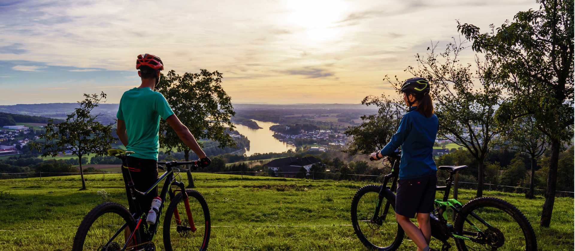 Cyclists admiring the sunset over the Danube | Martin Steinthaler