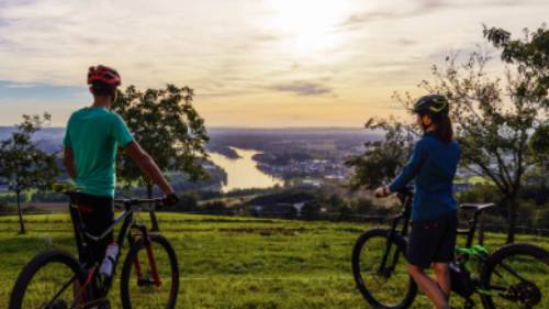 Cyclists admiring the sunset over the Danube | Martin Steinthaler