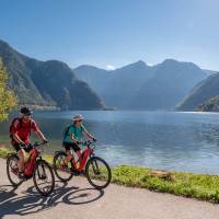 Enjoy gorgeous views while cycling around Lake Hallstatt in Austria | Martin Steinthaler