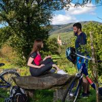 Two cyclists rest along the Danube cycle path | Martin Steinthaler