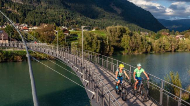 Cycling over the Drau river in Austria | Martin Steinthaler
