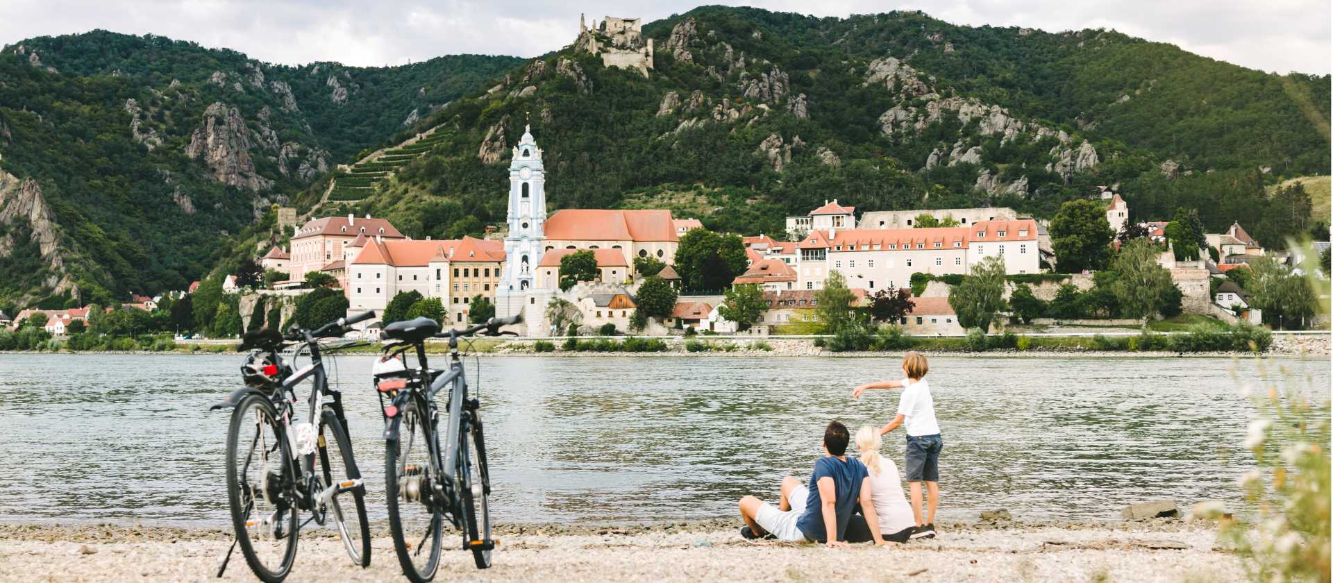Stopping to admire the view of Dürnstein in the Wachau region | Martin Steinthaler