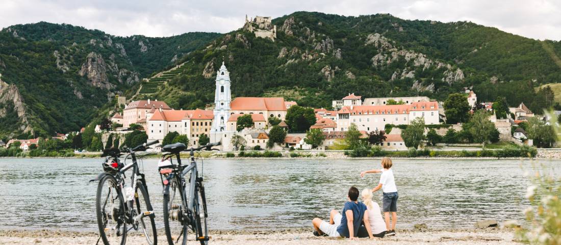 Stopping to admire the view of Dürnstein in the Wachau region |  <i>Martin Steinthaler</i>