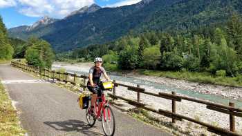 eurobike-radreisen-alpe-adria-radweg-salzburg-grado-radfahrer,Eurobike Cyclist on a dedicated path - Alpe Adria