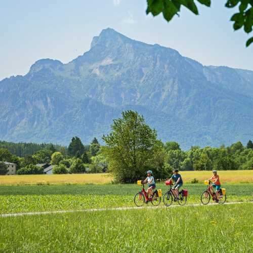 Cyclists on the Alpe Adria with the Untersberg as a backdrop