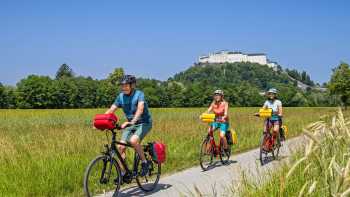 eurobike-radreisen-alpe-adria-radweg-salzburg-grado-salzburg-hellbrunner-allee-festung-radfahrer,Eurobike Cyclists with the Hellbrunner Fortress in the background