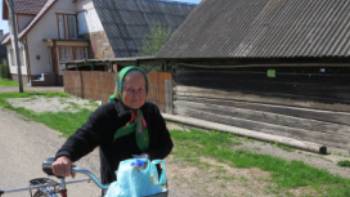 sg7-day3-ee-along-peipsi-lake-029,Baltic Bike Travel Local lady near Peipsi Lake