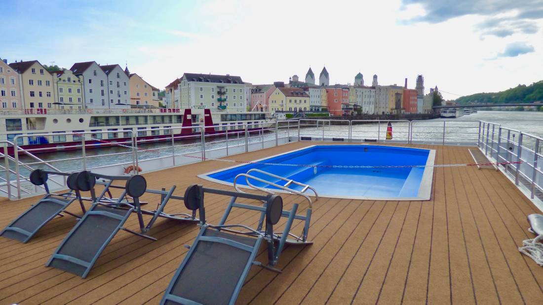 Onboard facilities on the barge MV Carissima