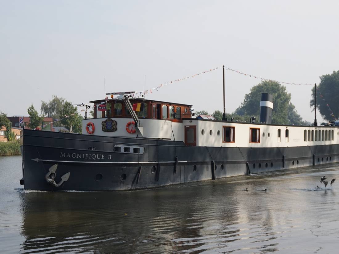 Magnifique II barge