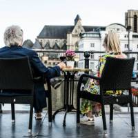 A couple enjoying a nice glass of wine after cycling to Ghent. | Dienst Toerisme