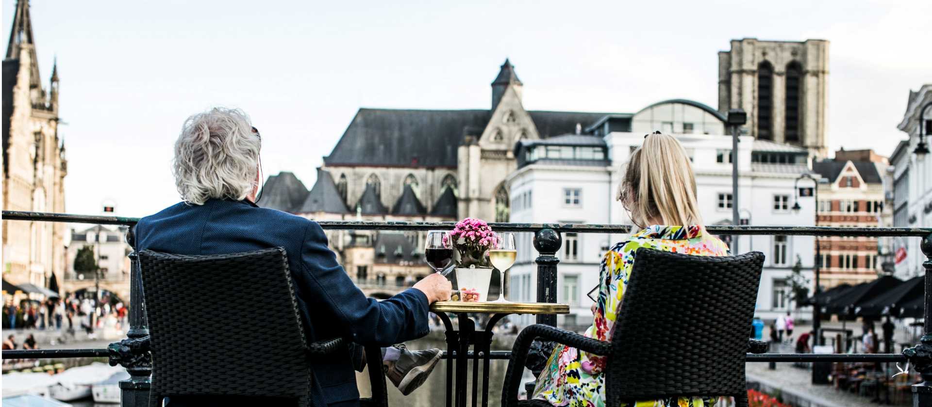 A couple enjoying a nice glass of wine after cycling to Ghent. | Dienst Toerisme