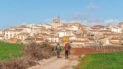 Pilgrims entering the Spanish town of Cirauqui on the Camino | Burkard Meyendriesch