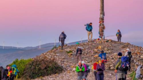 A magnificent sunrise at the Cruz de Ferro on the Camino de Santiago | Burkard Meyendriesch