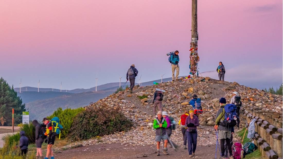 A magnificent sunrise at the Cruz de Ferro on the Camino de Santiago |  <i>Burkard Meyendriesch</i>