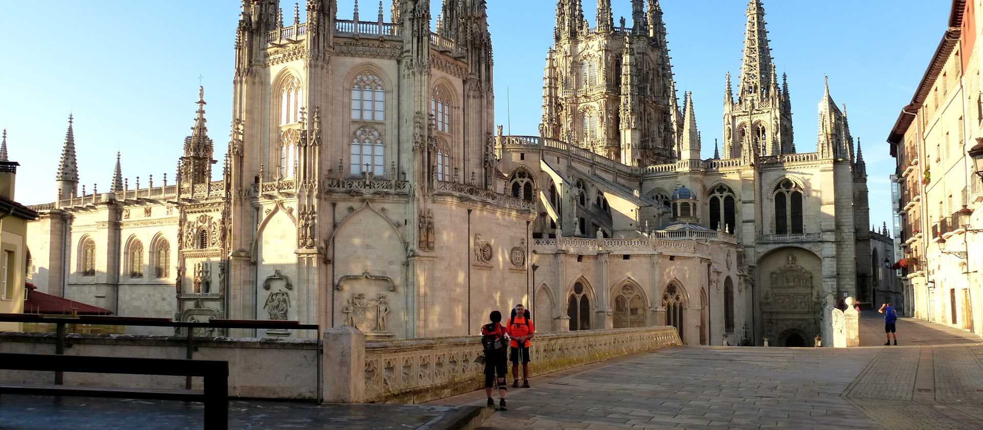 Pilgrims outside the Burgos Cathedral | Gavilla