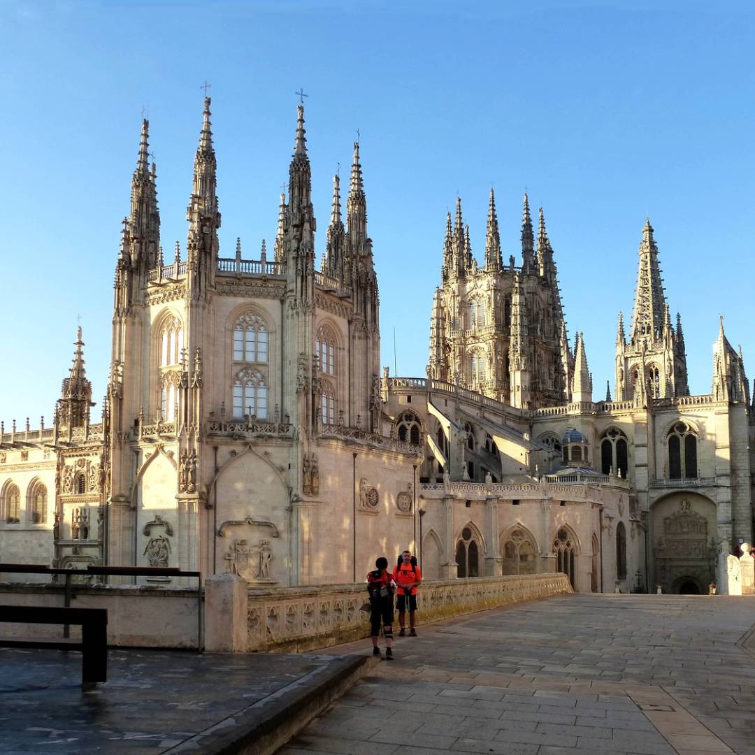 Pilgrims outside the Burgos Cathedral | Gavilla