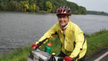 A happy cyclist following timeless river landscapes to Dresden