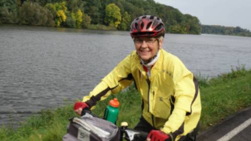 A happy cyclist following timeless river landscapes to Dresden