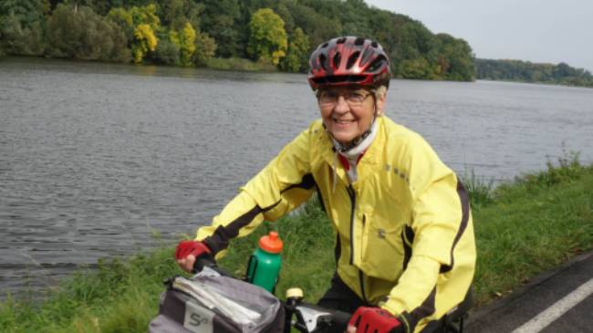 A happy cyclist following timeless river landscapes to Dresden