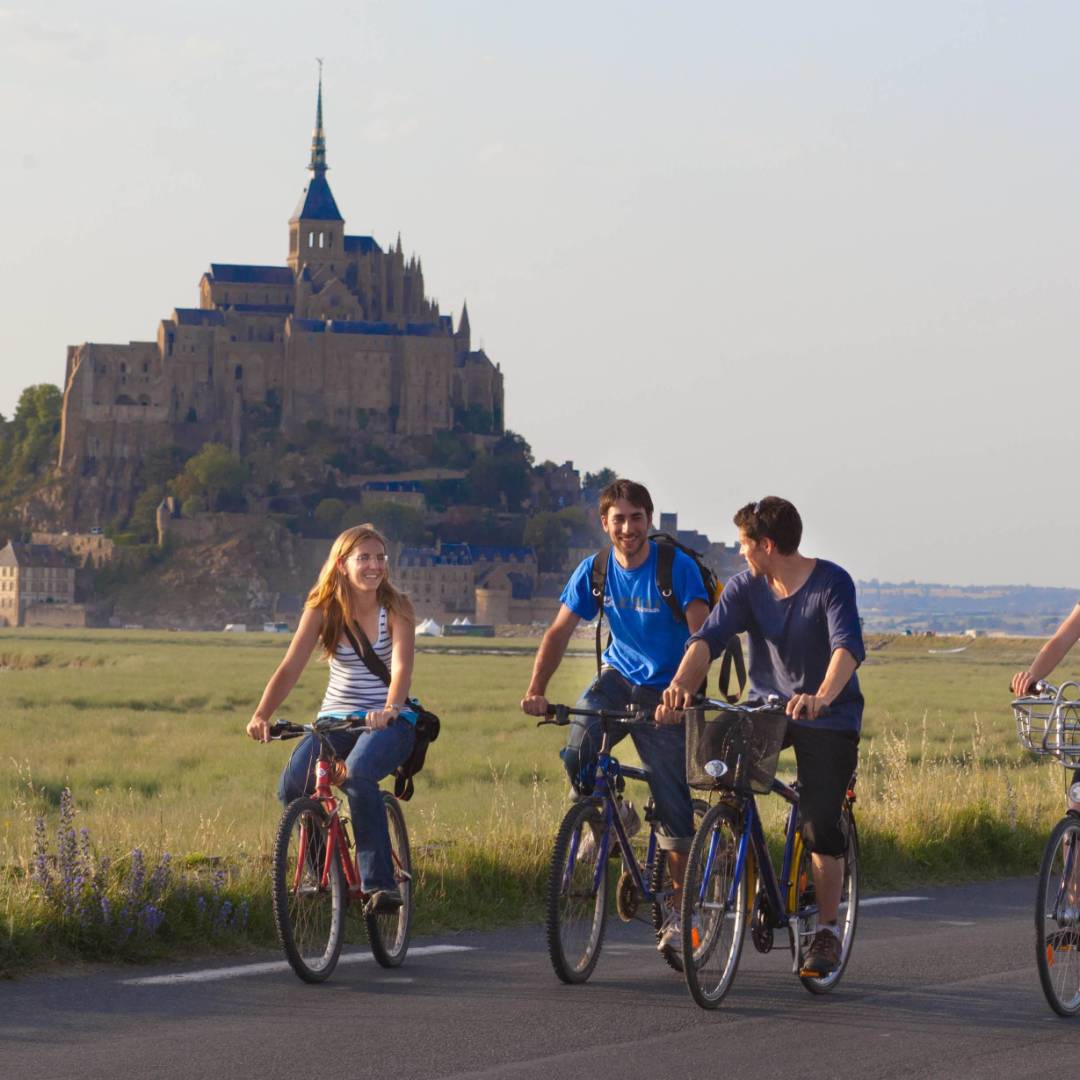 Cycling in front of Mont Saint Michel | Pierre Torset