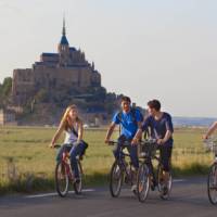 Cycling in front of Mont Saint Michel | Pierre Torset