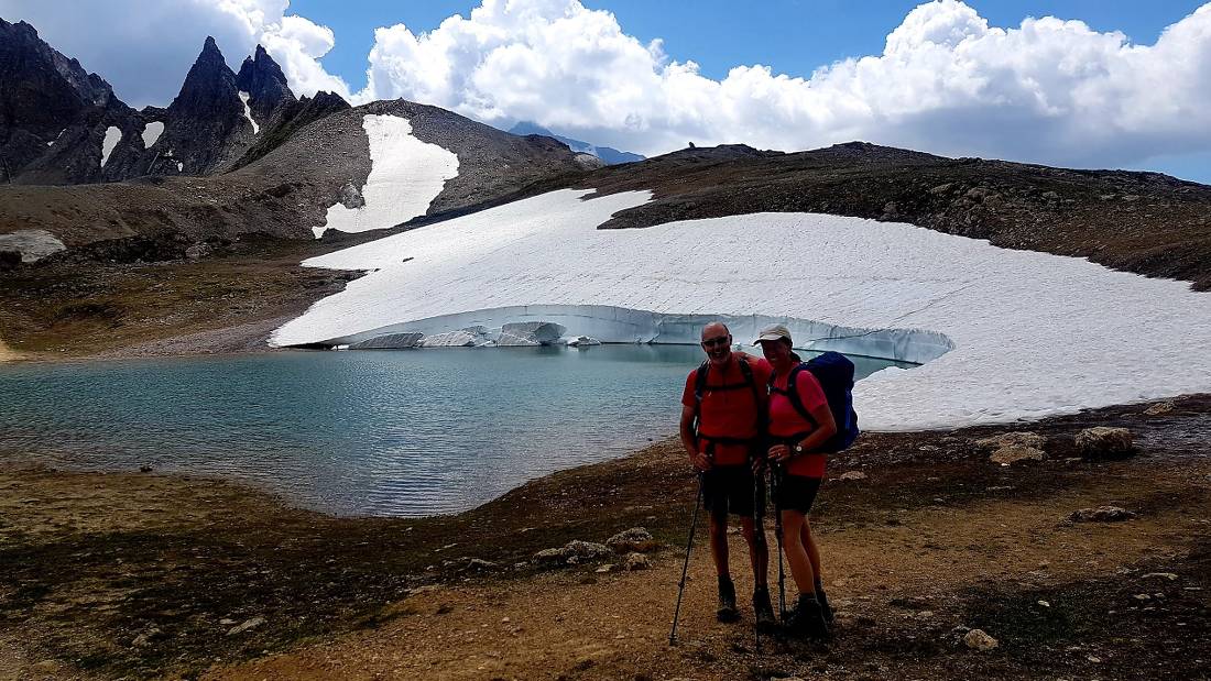 A happy couple posing along the GR5 route in France |  <i>Vincent Lamy</i>