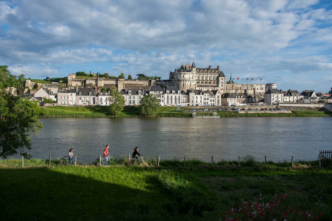 Loire cycling past the magnificent Amboise chateau |  <i>DDarrault_20</i>