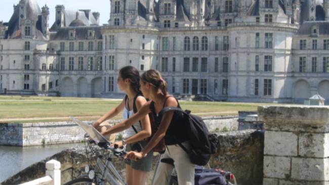 Cyclists at Chambord castle, Loire Valley