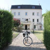 Bike in front of a chateau in Bordeaux | Jaclyn Lofts