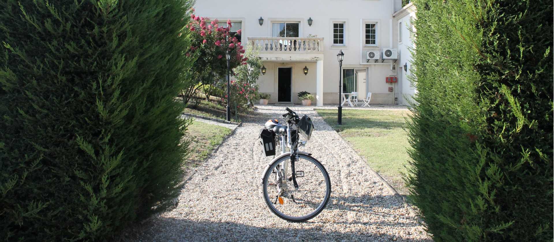 Bike in front of a chateau in Bordeaux | Jaclyn Lofts