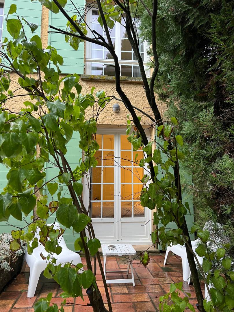 Private accommodation in France |  Deborah Brinkhoff & Lara Hilton