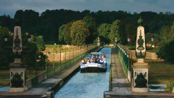 An aquaduct that joins the Loire River with the smaller tributaries | Michael Gebicki