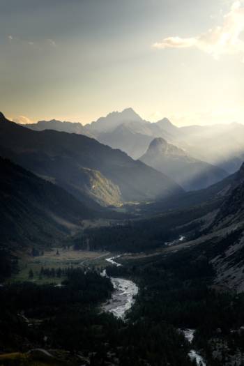Sunlight over a valley in the Alps |  <i>Taskin Bora Koç</i>