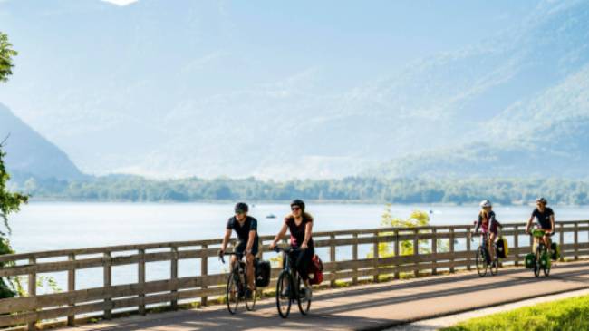 Enjoy cycling around Lake Annecy in France | B. Becker/Auvergne Rhône Alpes Tourism
