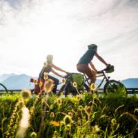 Enjoy cycling around Lake Annecy in France | B. Becker/Auvergne Rhône Alpes Tourism