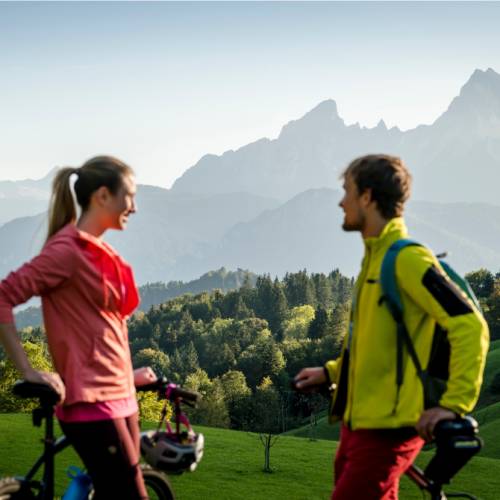 Couples take a break on a bike tour in Bavaria