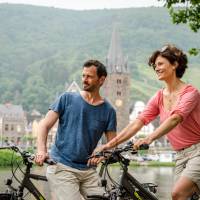 Couple cycling along the Moselle River | Günter Standl