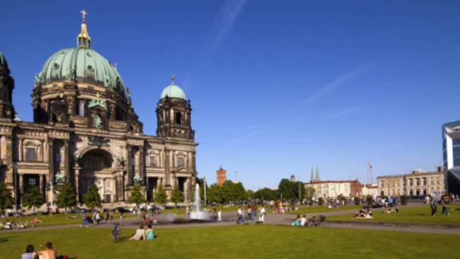 Berlin Cathedral provides a superb backdrop for those relaxing in Lustgarten Park | Joachim Messerschmidt