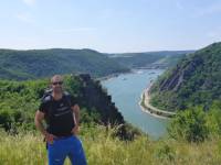 Hiker at the Spitznack viewpoint on the Rheinsteig Trail