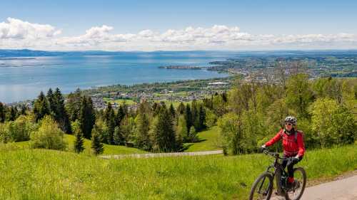Cycling above Lake Constance with glorious views