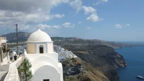 The postcard perfect village of Fira in Santorini | Hetty Schuppert