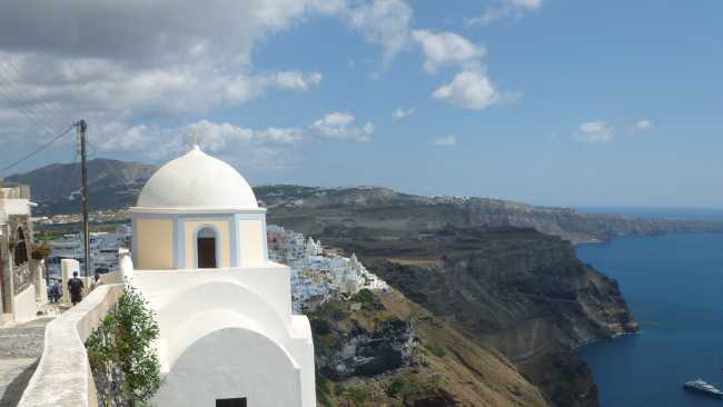 The postcard perfect village of Fira in Santorini | Hetty Schuppert