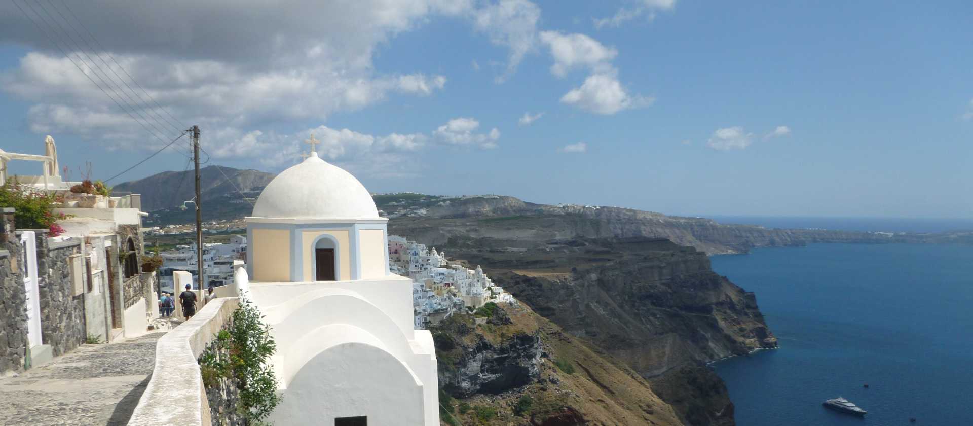 The postcard perfect village of Fira in Santorini | Hetty Schuppert