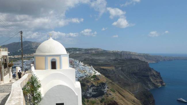 The postcard perfect village of Fira in Santorini | Hetty Schuppert